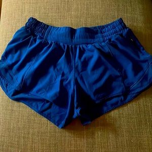Size 6 lulu lemon Hotty Hot low rise 2.5 inch inseam blue shorts